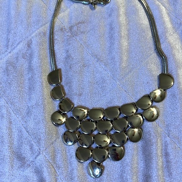 🌈3/$20 Express Gold Tone Bib Statement Necklace - Picture 4 of 5